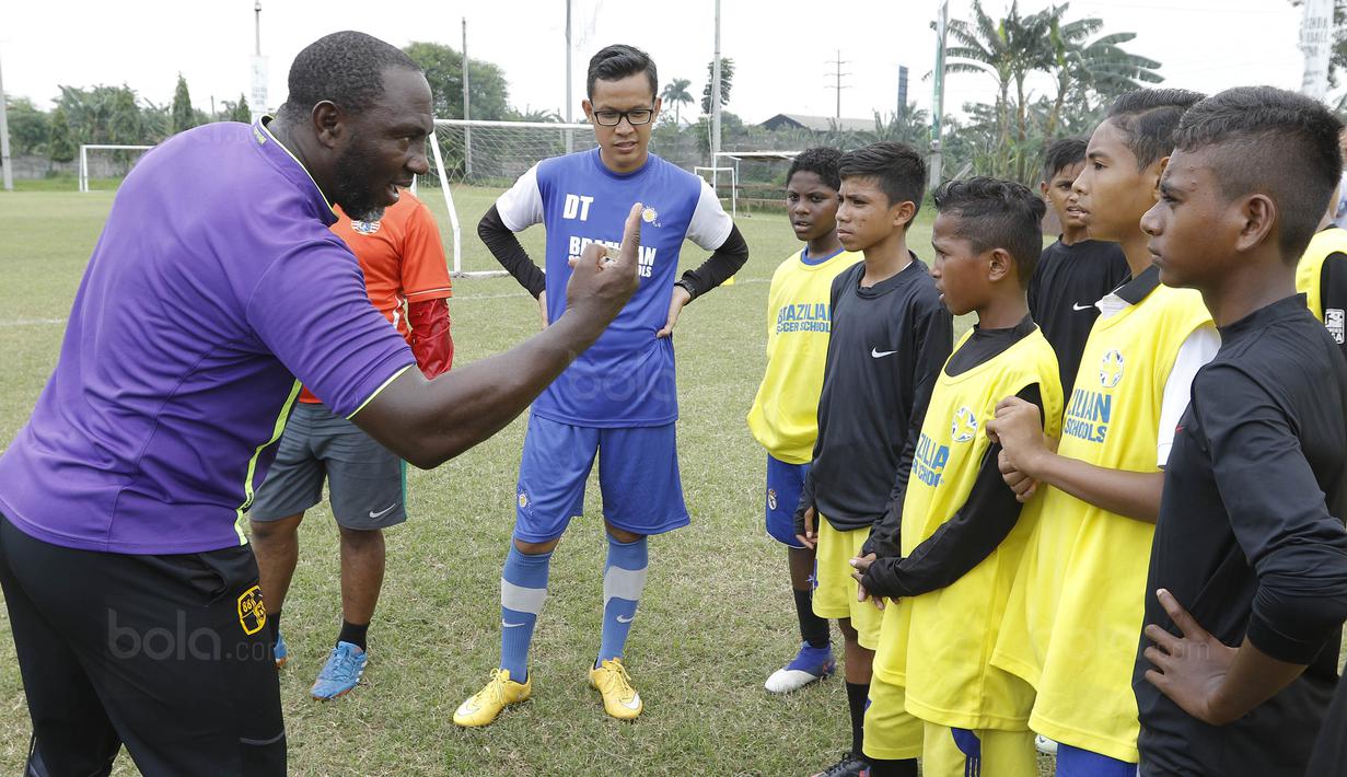 Mantan pelatih Indonesia, Jacksen F. Tiago, memberikan arahan kepada pemain SSB Tulehu Putra saat pelatihan di Brazilian Soccer School, Bekasi, Kamis (7/12/2017). Sebanyak 13 anak Maluku ikut pelatihan Liga Remaja UC News. (Bola.com/M Iqbal Ichsan)