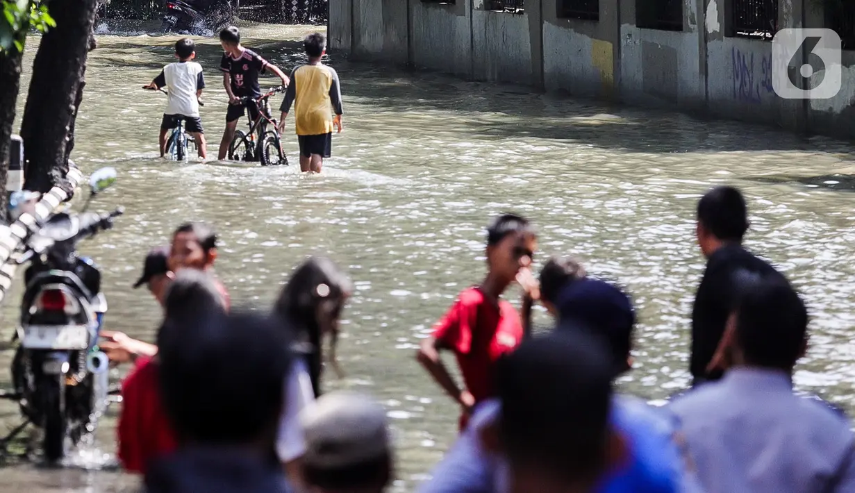 58 RT yang masih terendam banjir tersebar di sejumlah wilayah, di antaranya Jakarta Barat sebanyak tujuh RT, Jakarta Pusat 17 RT, Jakarta Selatan delapan RT dan Jakarta Timur 26 RT. (Liputan6.com/Herman Zakharia)