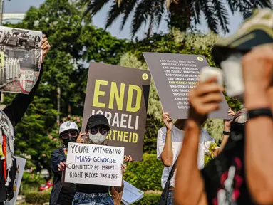 Sejumlah orang yang tergabung dalam Amnesty International Indonesia bersama para aktivis pembela HAM menggelar aksi unjuk rasa di depan Gedung Kedutaan Amerika, Jakarta, Jumat (27/10/2023). (Liputan6.com/Faizal Fanani)