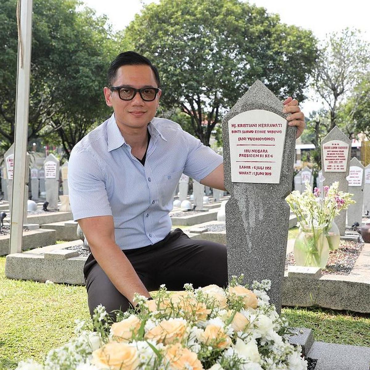 AHY ziarah ke makam Ani Yudhoyono