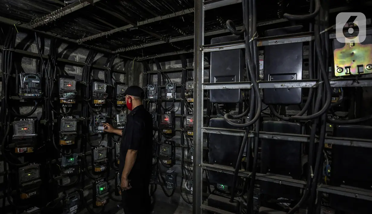 Petugas memeriksa meteran listrik di Rusun Bendungan Hilir, Jakarta, Rabu (7/4/2021).  Lewat program Ramadan Peduli, pelanggan rumah tangga daya 450 VA sampai dengan 7.700 VA dapat membeli produk Renewable Energy Certificate (REC) sebesar Rp 115.500. (Liputan6.com/Johan Tallo)