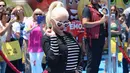 Penyanyi Christina Aguilera berpose saat tiba di Premiere Film "The Emoji Movie" di bioskop The Village Village di Los Angeles, AS (23/7). Aguilera tampil modis dengan jaket jeans hitam dan kaca mata berbentuk love. (Photo by Willy Sanjuan/Invision/AP)