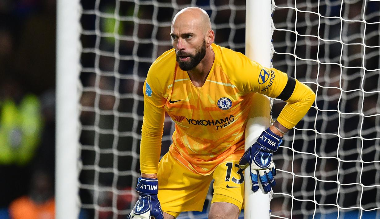 1. Willy Caballero (Chelsea) - Kiper berusia 39 tahun ini masuk dalam skuat Chelsea untuk Liga Champions. Namun sayang, pemain yang lahir pada 28 September 1981 tersebut belum mendapat kesempatan tampil dari 3 pertandingan Liga Champions musim ini. (AFP/Glyn Kirk)