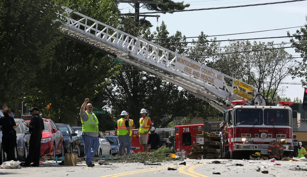 Petugas pemadam di kerahkan ke lokasi ledakan yang menyebabkan kebakaran di kompleks apartemen di Sivler Spring, Maryland, Washington DC, Kamis (11/8). Dua orang dipastikan tewas akibat kejadian ini dan tujuh lainnya masih hilang. (REUTERS/Joshua Roberts)