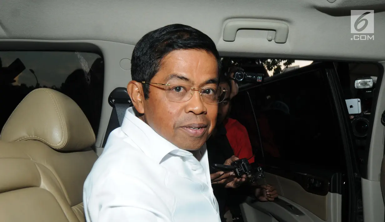 Menteri Sosial Idrus Marham usai menjalani pemeriksaan oleh penyidik di Gedung KPK, Jakarta, Senin (21/5). Idrus diperiksa sebagai saksi untuk tersangka Anggota Komisi I DPR dari Fraksi Golkar, Fayakhun Andriadi. (Merdeka.com/Dwi Narwoko)