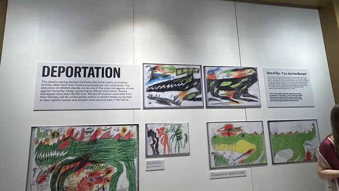 Gambar Milik Anak Bernama Illya di Pameran Fotografi oleh Kedubes Ukraina Senin (24/8/2026) (Dok: Liputan6/Nasywa Fakhirah)