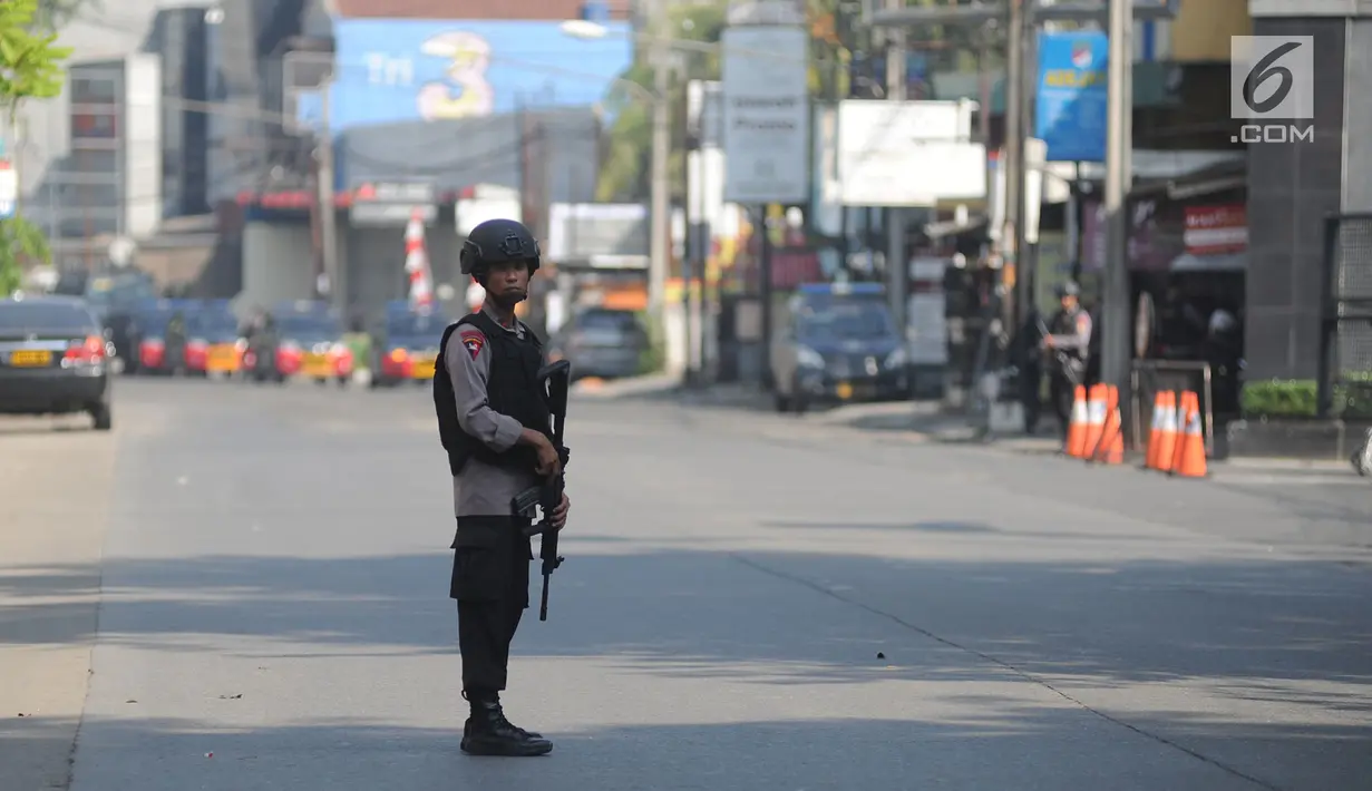 Anggota Brimob berjaga di depan Mako Brimob, Kelapa Dua, Depok, Kamis (9/5). Aparat Brimob memperketat pengamanan di Markas Komando Brimob menyusul peristiwa kerusuhan yang terjadi di rumah tahananannya. (Merdeka.com/Arie Basuki)