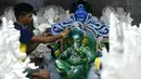 Seorang perajin memberikan sentuhan terakhir saat pembuatan patung Dewa Ganesha di sebuah bengkel di Mumbai, India, 24 Agustus 2021. Pembuatan patung dewa Hindu berkepala gajah tersebut dilakukan jelang Festival Ganesh Chaturthi. (SUJIT JAISWAL/AFP)