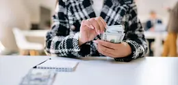 Metode 50/30/20 bisa menjadi panduan sederhana untuk membagi penghasilan sesuai kebutuhan, keinginan, dan tabungan. [Dok/Pexels.com/Yan Krukau]