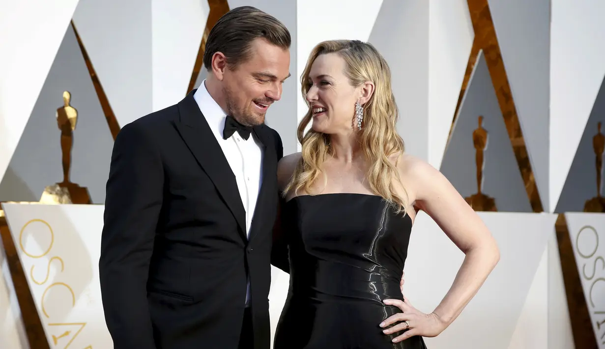 Leonardo DiCaprio dan Kate Winslet berbincang ketika tiba di red carpet Piala Oscar 2016 di Dolby Theatre, Hollywood, California, Minggu (28/2). Dua bintang ternama Hollywood tersebut masuk sebagai nominator. (REUTERS/Lucy Nicholson)