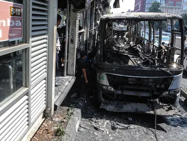Kondisi bus Transjakarta yang terbakar di depan Halte UI Salemba, Jakarta, Jumat (7/3/2015). Bus gandeng Transjakarta koridor V Ancol - Kampung Melayu tersebut terbakar sekitar pukul 08.30 WIB dan tidak menelan korban jiwa. (Liputan6.com/Faizal Fanani)