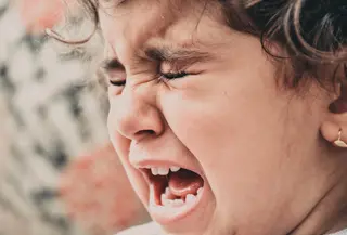 Ilustrasi anak menangis. (dok. unsplash @zahraamiri_)