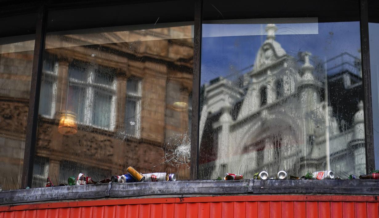 Tampak kaca pecah dan botol minuman berserakan di Kota London paska final Euro 2020 yang membuat Timnas Inggris gagal kembali mengangkat trofi Piala Eropa usai dibenamkan Italia. (Foto:AP/Alberto Pezzali)