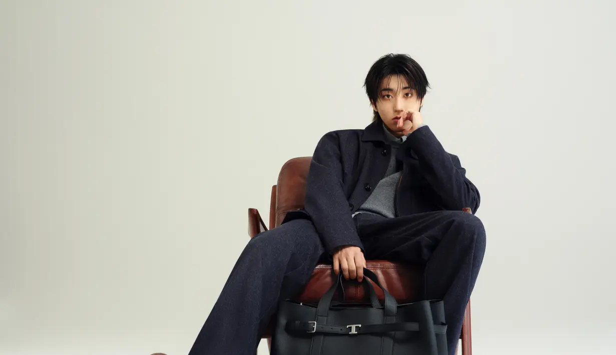 Kolaborasi ini dinilai sangat selaras dengan identitas Tod’s yang berakar pada craftsmanship Italia, kualitas premium, dan gaya yang tak lekang oleh waktu. Melalui kehadiran HAN, Tod’s menghadirkan sentuhan modern yang segar tanpa meninggalkan warisan elegan yang telah menjadi ciri khas rumah mode tersebut selama bertahun-tahun. [Dok/Tod’s].