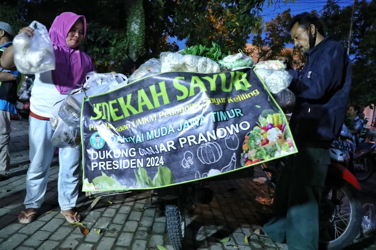 Puluhan pedagang sayur keliling yang berada di Pasar Ngasem, Kabupaten Bojonegoro merasa terbantu setelah mengikuti Sedekah Sayur yang diadakan sukarelawan Kyai Muda Jawa Timur pada Minggu (9/4) pagi (Istimewa)