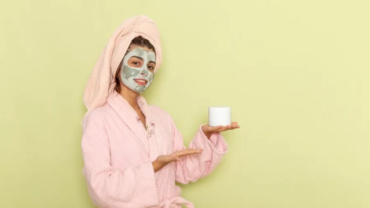 Mugwort memiliki banyak manfaat untuk kulit. Kandungan antioksidannya dapat melawan radikal bebas dan mencegah penuaan dini.