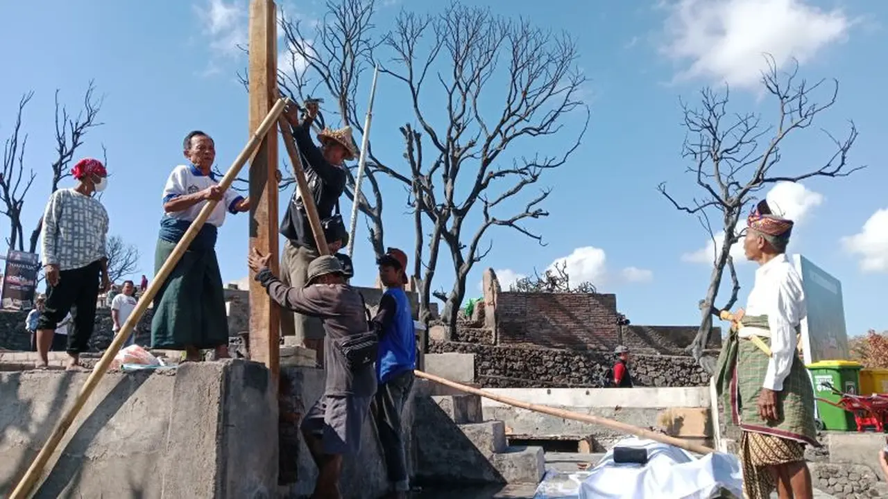 Tradisi Nyemulak (Tanam Tiang) mengawali tanda dimulainya pembangunan di Sade