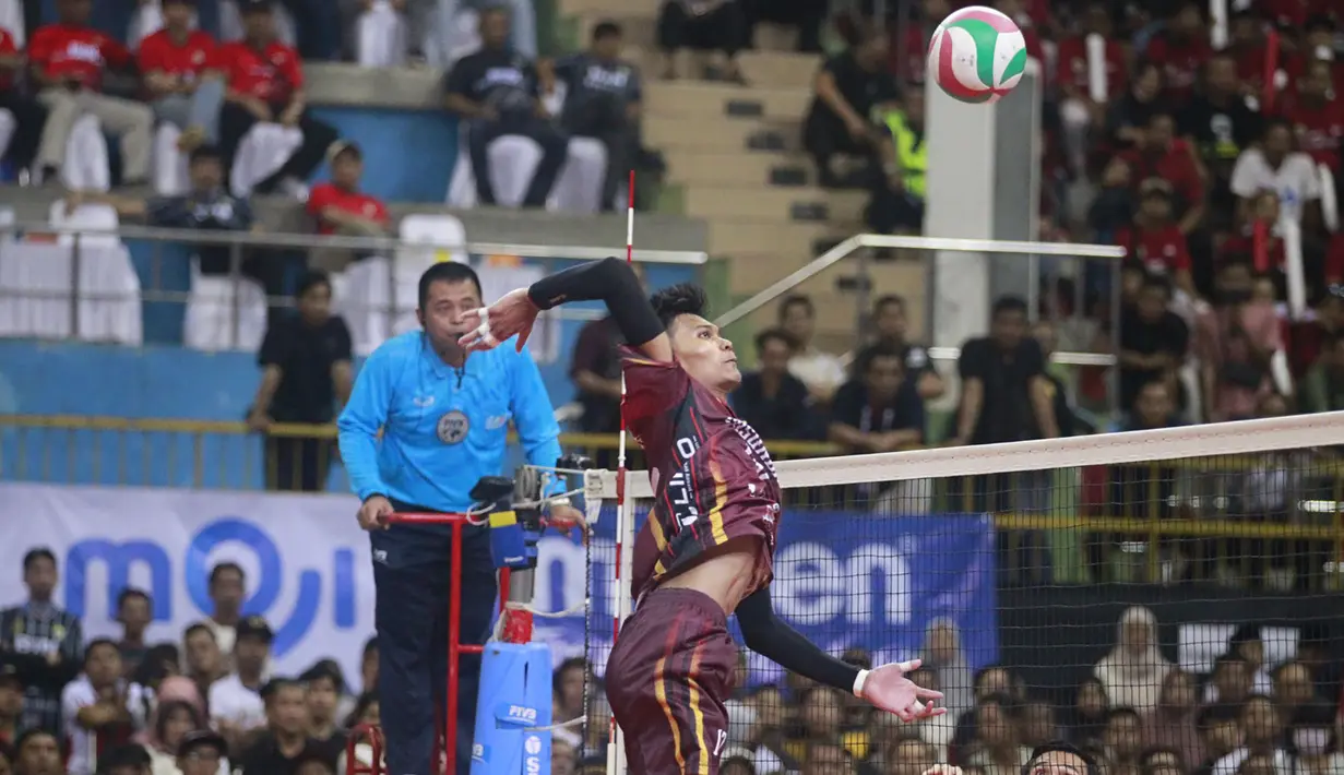 Pemain Tim Voli Putra BIN Pasundan, Ujang Nandar melepaskan spike saat menghadapi LavAni pada laga grand final Livoli Divisi Utama 2023 di di GOR Joyoboyo, Kediri, Minggu (10/12/2023) malam WIB. BIN Pasundan menang 3-2 (25-19, 21-25, 22-25, 25-19 dan 15-12). (PBVSI)