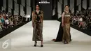 Nadine Waworuntu dan Ruth Sahanaya mengenakan busana rancangan Era Soekamto  dalam Senayan City Fashion Nation ke-11, Jakarta, Rabu (12/4). Memperingati hari Kartini, Senayan City memberikan penghargaan ke 21 wanita. (Liputan6.com/Herman Zakharia)