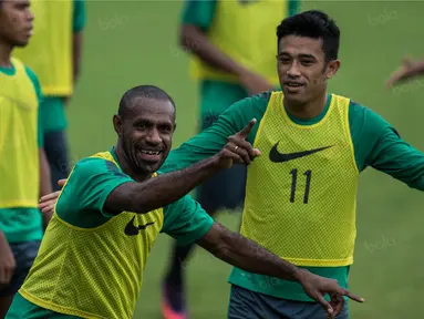 Kapten Timnas Indonesia, Boaz Solossa, bercanda dengan Beny Wahyudi saat latihan di Lapangan SPH Karawaci, Banten, Minggu (11/12/2016). Latihan ini merupakan persiapan jelang laga final Piala AFF 2016 melawan Thailand. (Bola.com/Vitalis Yogi Trisna)