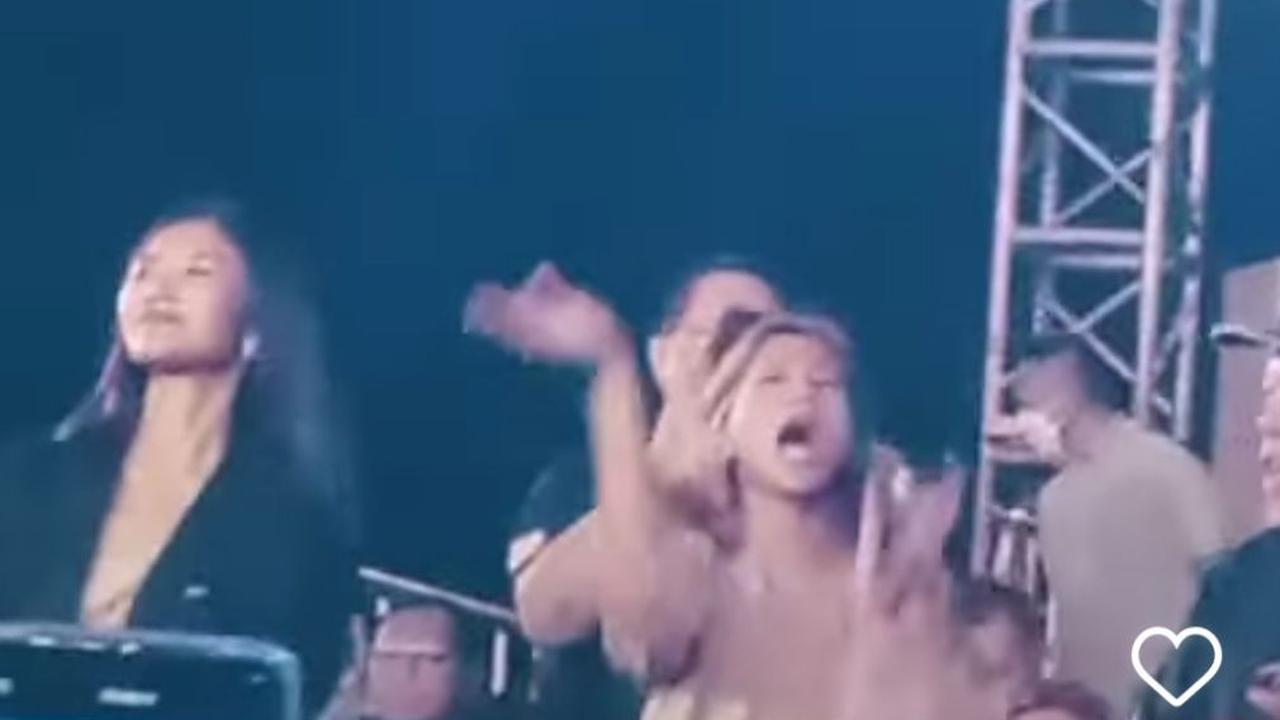 Viral Momen Artis Nekat Ajak Jokowi Berjoget, Paspampres Sigap Berdiri Langsung Menegur