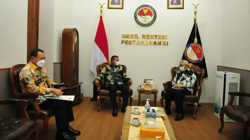 Wakil Menteri Pertahanan (Wamenhan) M. Herindra bertemu dengan Duta Besar (Dubes) Indonesia untuk Afrika Selatan Pretoria Salman Al Farisi, di Kementerian Pertahanan, Jakarta, Jumat 4 Juni 2021. (Dokumentasi Kemhan)