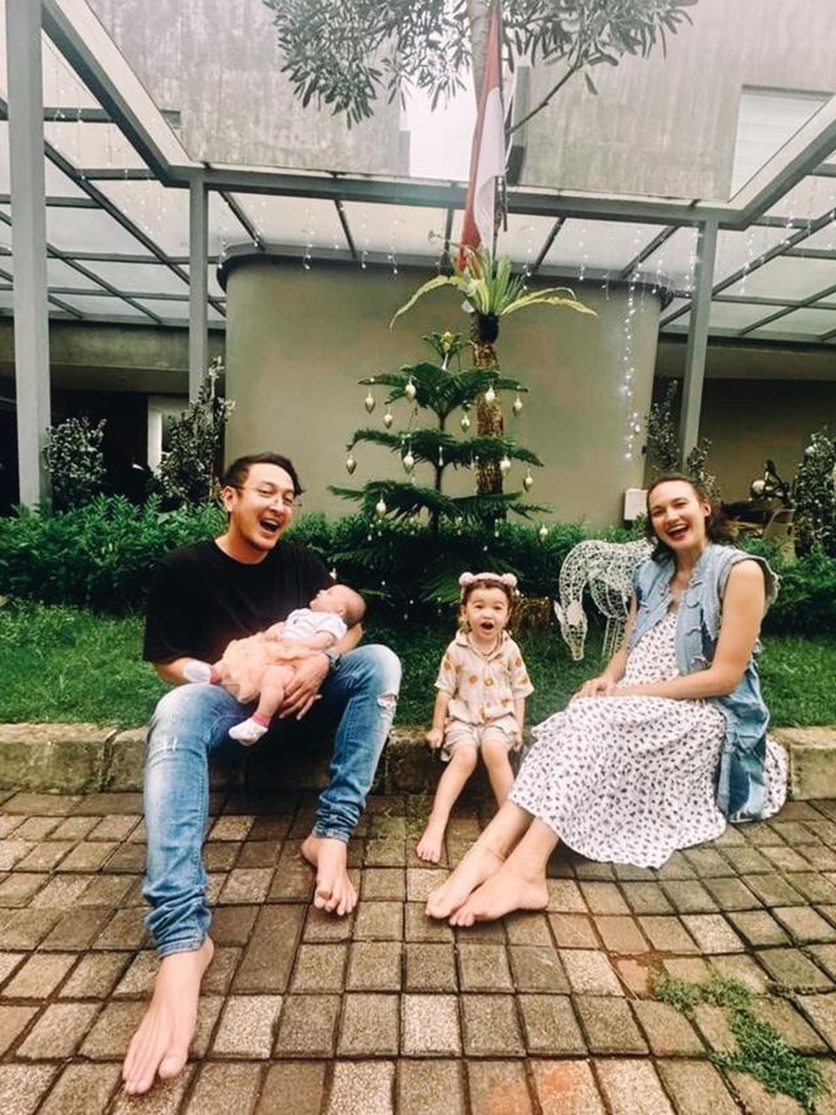 6 Potret Pohon Natal Nadine Chandrawinata di Halaman Rumah, Ditanam Sejak 2022