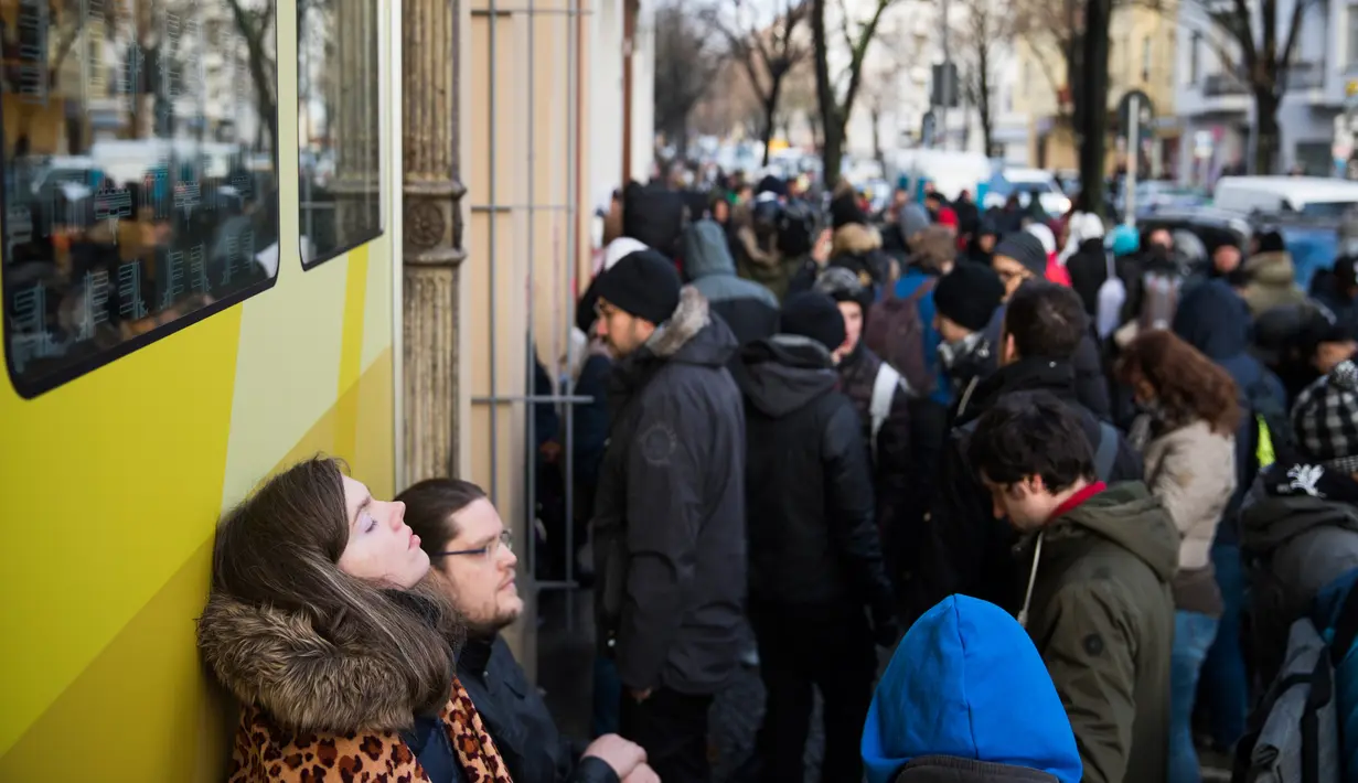 Antrean calon pembeli sepatu Adidas/BVG (Berlin Transport) di luar toko Overkill di Berlin, Jerman, Selasa (16/1). Toko itu hanya menyediakan 500 pasang sepatu olahraga terbaru dari Adidas yang disebut-sebut paling canggih. (AFP PHOTO / Odd ANDERSEN)