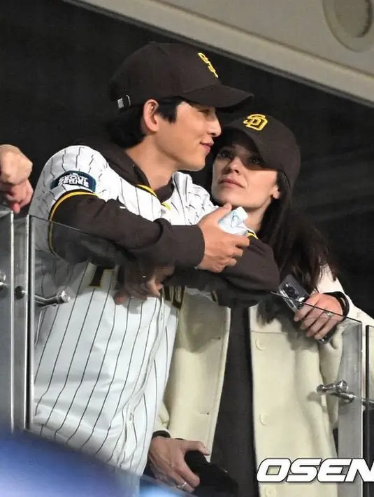 Pasutri yang lama tak terlihat Song Joong Ki dan Katy Louise juga tampak menghadiri pertandingan Seoul Series dengan sporty look. [Foto: Instagram/thesongjoongki]