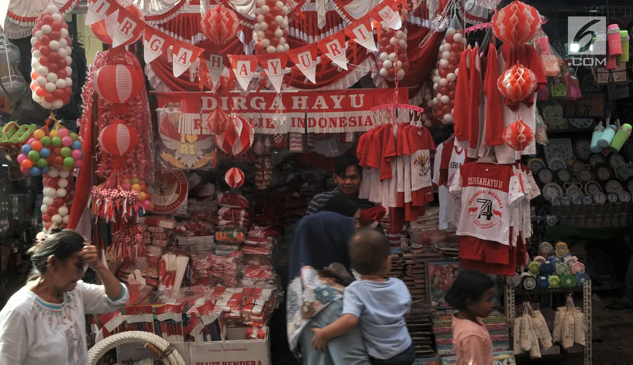 Pengunjung melintasi deretan kios pedagang musiman bendera Merah Putih dan pernak-pernik Hari Kemerdekaan yang memenuhi Pasar Jatinegara, Jakarta, Kamis (1/8/2019). Menjelang perayaan 17 Agustus, banyak pedagang musiman di Jakarta yang menjual pernak-pernik kemerdekaan. (merdeka.com/Iqbal S Nugroho)