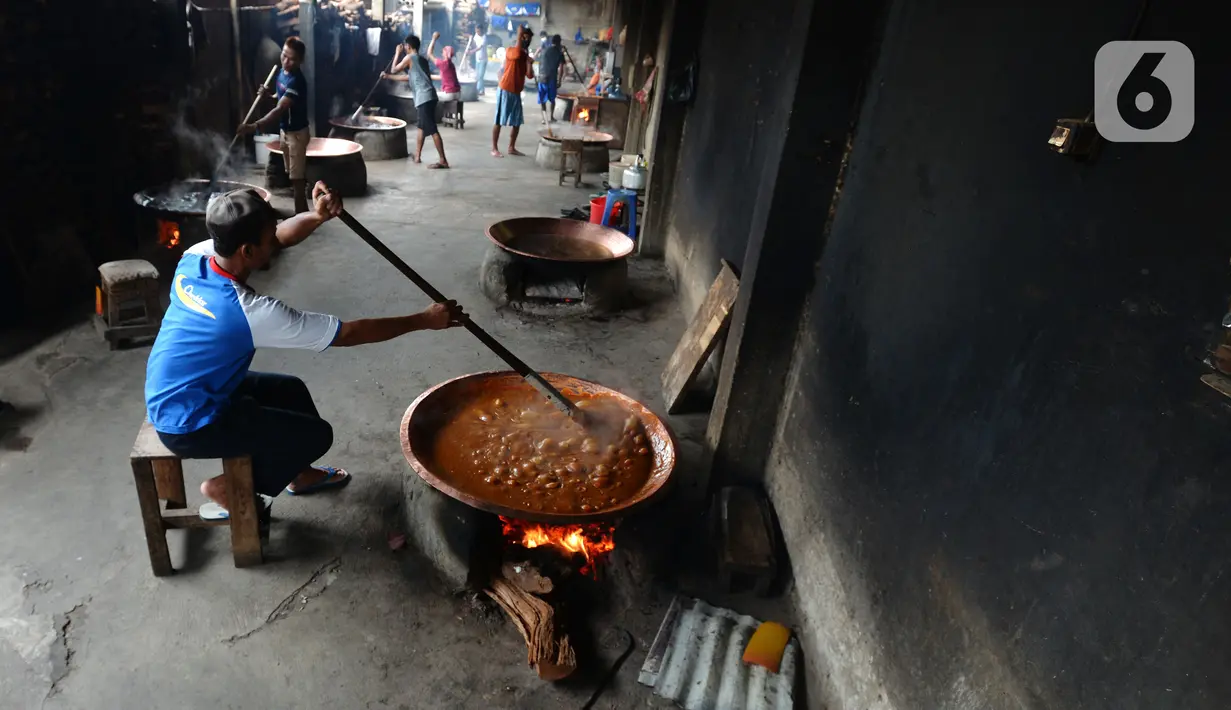 Pekerja memproduksi dodol Betawi di rumah industri di kawasan Pasar Minggu, Jakarta, Selasa (4/5/2021). Harga dodol Betawi berbeda-beda tergantung rasa yang ditawarkan. (merdeka.com/Imam Buhori)
