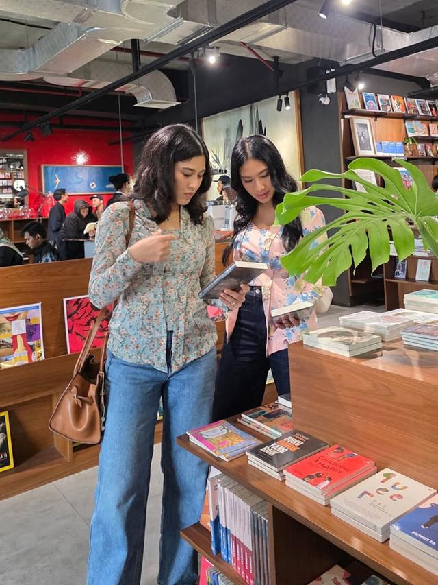 6 Potret Dian Sastro dan Happy Salma ke Toko Buku Pakai Kebaya, Dihadiahi Puisi