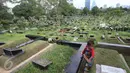 Seorang anak berada di sekitar makam TPU Karet Bivak, Jakarta, Senin (27/2). Dinas Kehutanan DKI Jakarta mengalokasikan dana Rp100 miliar untuk membenahi sekaligus menambah lahan pemakaman pada 2017. (Liputan6.com/Immanuel Antonius)