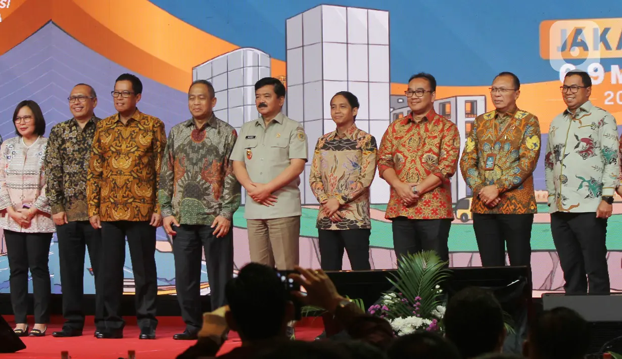 <p>Menteri Agraria dan Tata Ruang/Kepala Badan Pertanahan Nasional (ATR/BPN) Hadi Tjahjanto (tengah) dengan jajaran foto bersama saat membuka Rapat Kerja Nasional (Rakernas) Tahun 2023 di Hotel Shangri-La, Jakarta, Selasa (7/3/23). Rakernas bertema "Peningkatan Investasi Melalui Transformasi Digital dan Kepastian Hukum di Bidang Tata Ruang dan Pertanahan". (Liputan6.com/Johan Tallo)</p>