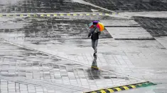 Seorang pria berjalan di bawah guyuran hujan yang dipicu Topan Haishen di Changchun, Provinsi Jilin, China, 8 September 2020. Hujan deras melanda sebagian besar wilayah Kota Changchun sejak Senin malam waktu setempat hingga Selasa yang dipicu Topan Haishen, topan ke-10 tahun ini. (Xinhua/Xu Chang)
