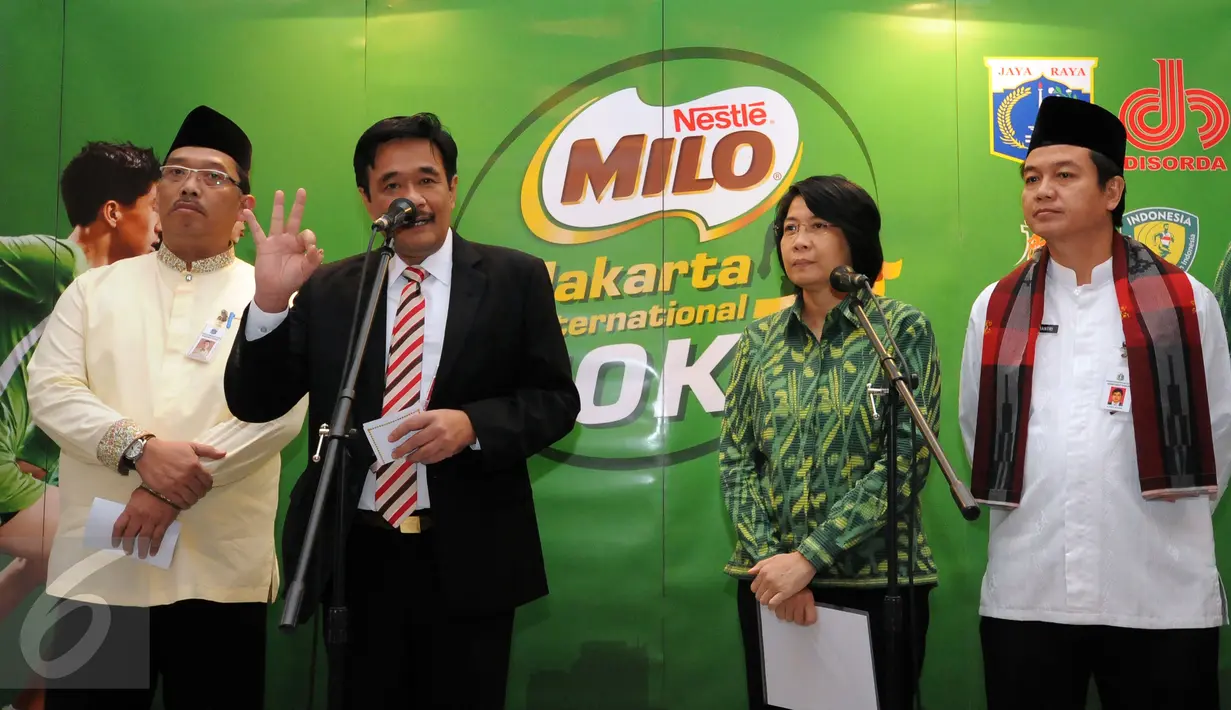 Wakil Gubernur DKI Jakarta Djarot Saiful Hidayat (kedua kiri) memberi sambutan saat jumpa pers Jakarta 10K di Balai Kota Jakarta, Kamis (16/6). Jakarta 10K 2016 bagian dari perayaan HUT Jakarta 489. (Liputan6.com/Helmi Fithriansyah)