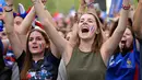 Fans cantik Prancis saat memberikan semangat kepada timnya melawan Islandia  pada Piala Eropa 2016 di Toulouse, (3/7/2016). (AFP/RÈmy Gabalda)