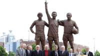 Patung George Best (kiri), Dennis Law (tengah), dan Bobby Charlton (kanan) berada di depan Old Trafford untuk mengingat kejayaan para legenda Manchester United itu. (AFP/Paul Ellis)
