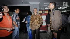 Mantan Wakil Ketua KPK M Busyro Muqoddas (keempat kiri) saat mendatangi gedung Mahkamah Konstitusi, Jakarta, Kamis (7/12). Busyro Muqoddas menyerahkan permohonan mencabut gugatan pasal 79 ayat 3 UU MD3 tentang hak angket. (Liputan6.com/Helmi Fithriansyah)