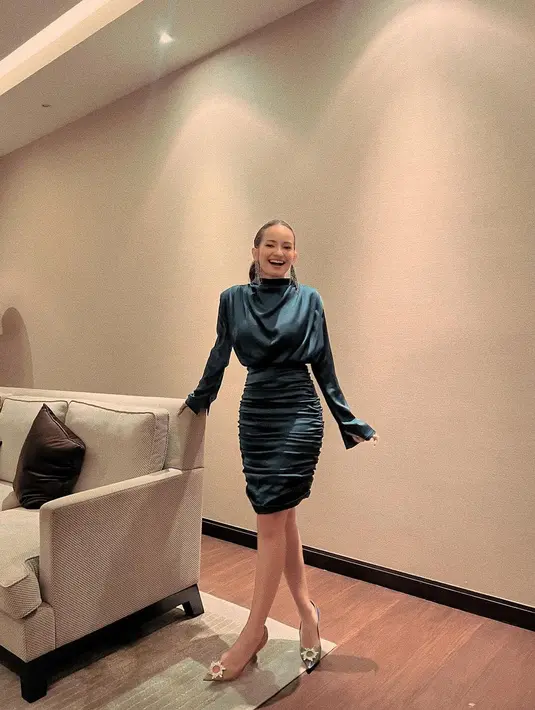 Lagi, potret cantik nan anggun Enzy Storia kenakan drappery dress berlengan panjang bernuansa kehijauan. [Foto: Instagram/enzystoria]