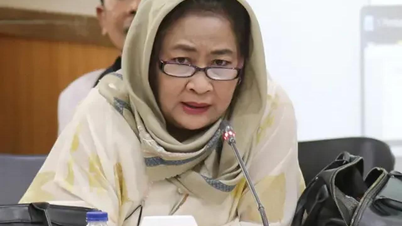 Ulah anggota DPRD DKI Fraksi PDIP Cinta Mega menyita perhatian publik. Cinta kedapatan bermain diduga slot saat rapat paripurna DPRD DKI berlangsung.