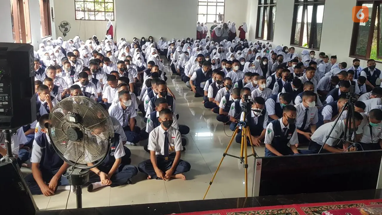 Siswa Baru di Sulsel menerima materi dari Kemenkominfo dan Siber Kreasi (Liputan6.com/Istimewa)