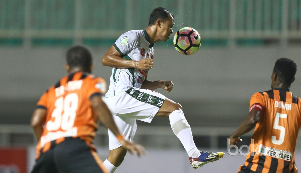 Aksi pemain PS TNI, Sansan Husaeni (tengah) menyundul bola melewati adangan para pemain Perseru Serui pada laga Liga 1 2017 di Stadion Pakansari, Bogor, MInggu (18/6/2017). PS TNI menang 1-0. (Bola.com/Nicklas Hanoatubun)