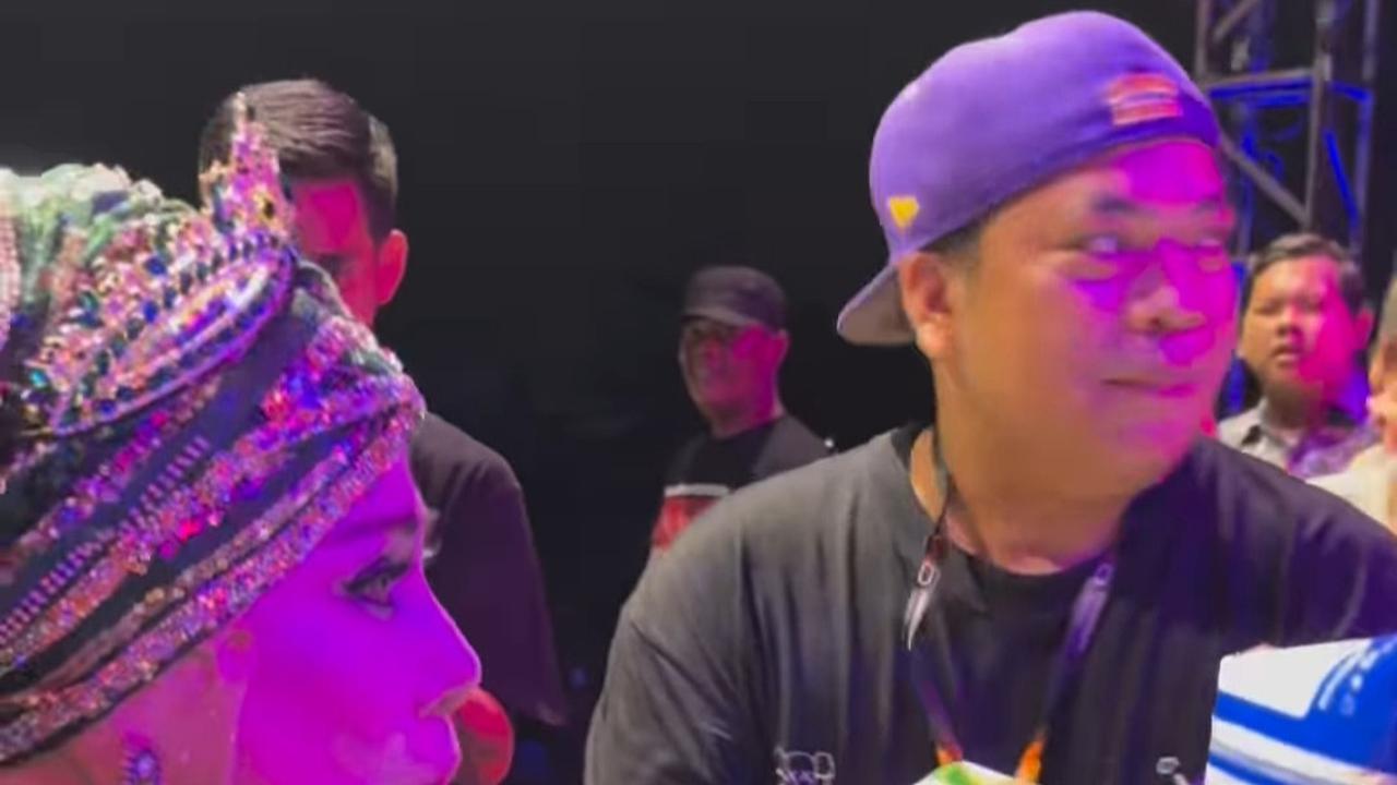 Momen Kocak Elvy Sukaesih Disawer Gula, Terigu Hingga Pisang di Panggung, Langsung Minta Kantong Buat Bawa Pulang