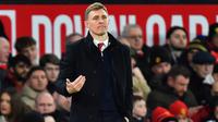 Pelatih interim Manchester United asal Skotlandia, Darren Fletcher, memberi isyarat di pinggir lapangan selama pertandingan putaran ketiga Piala FA Inggris antara Manchester United dan Brighton and Hove Albion di Stadion Old Trafford di Manchester, barat laut Inggris, pada 11 Januari 2026.
(PETER POWELL/AFP)
