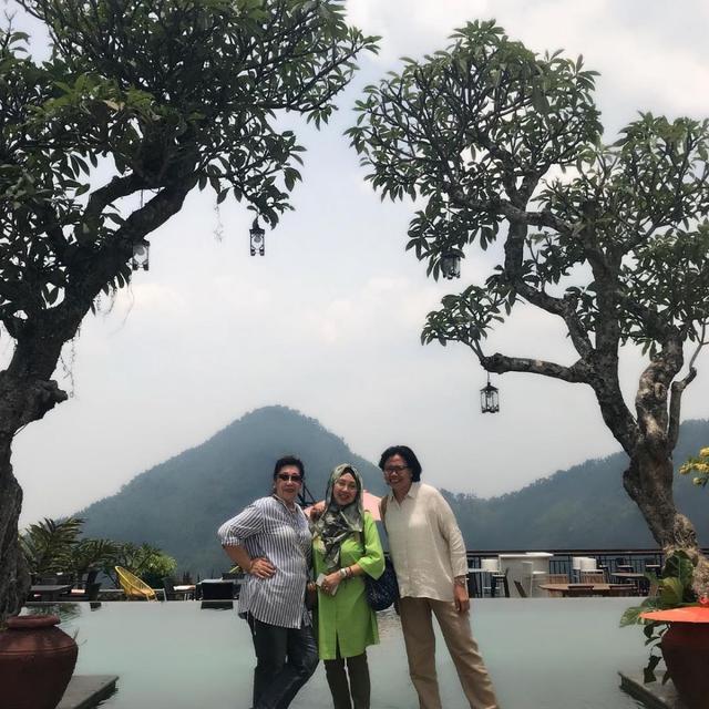 Potret Erna Ibunda Ivan Gunawan yang Stylish Banget. (Sumber: Instagram/@ernagunawan2)