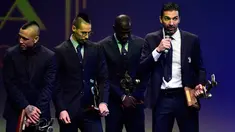 Kiper Juventus, Gianluigi Buffon memberi sambutan setelah menerima penghargaan pada acara Asosiasi Sepak Bola Italia 'Gran Gala del Calcio' di Milan, Senin (27/11). Buffon dinobatkan sebagai Pemain Terbaik Liga Italia musim 2016/2017. (MIGUEL MEDINA/AFP)