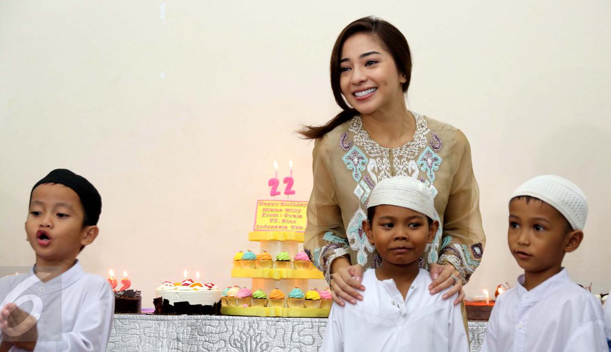 Nikita Willy berpose bersama sejumlah anak saat perayaan ulang tahunnya ke-22 di panti asuhan kawasan Bekasi, Rabu (29/6). Tidak seperti tahun-tahun sebelumnya, momen bertambahnya usia itu dirayakan Nikita secara sederhana. (Liputan6.com/Herman Zakharia)