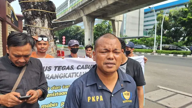 Himpunan Aktivis Pemuda Indonesia yang menggelar aksi unjuk rasa di depan Mabes Polri.