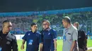 <p>Presiden Arema FC Gilang Widya Pramana khawatir atmosfer pertandingan akan rusak dengan nyanyian rasis atau menyalakan flare(dok.Arema FC)</p>